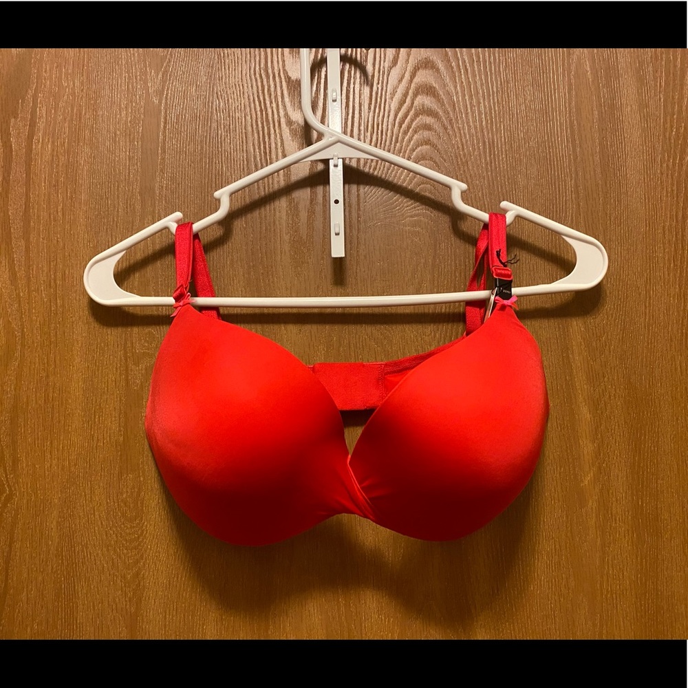 Victoria’s Secret Twist Front Plunge Push-up Bra
